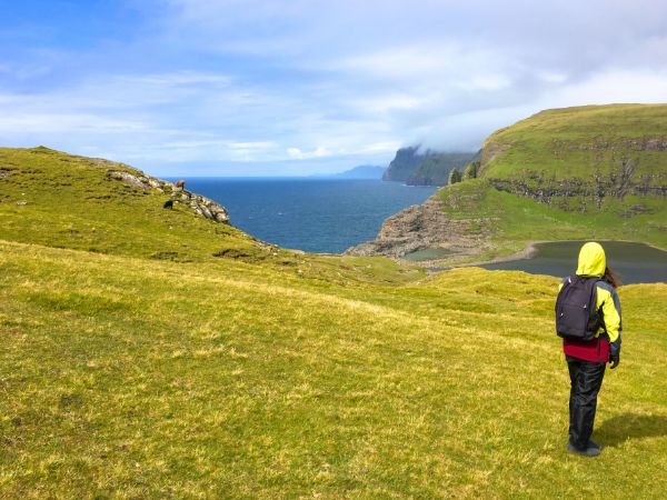 What to Expect When Driving to Lake Sørvágsvatn